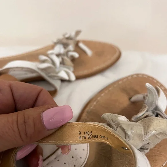 B.O.C. White leather flat sandal in size 9 - Picture 12 of 12